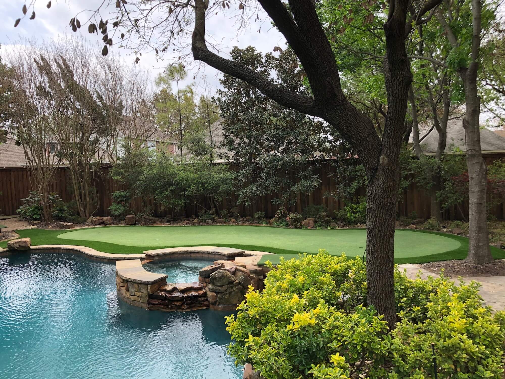 Putting green and landscaping turf in Denton